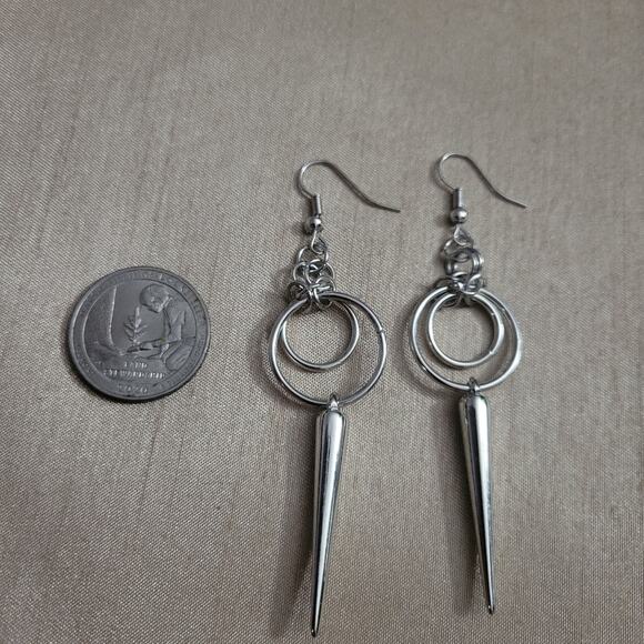 Spiked chainmaile silver tone dangle earrings - Picture 2 of 2
